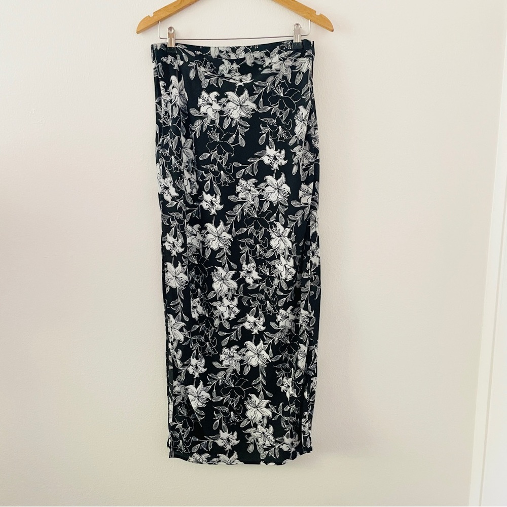 NWT Lulu’s Black and White Floral High Rise Midi Skirt - Picture 4 of 5